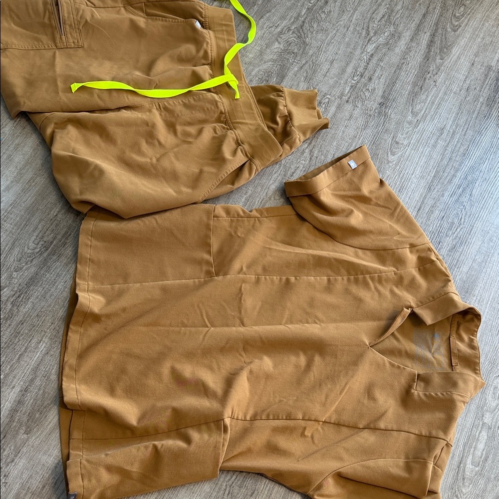 FIGS matching set . Top Large Bottoms Medium